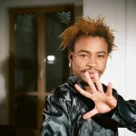 digbeu-cravate-tres-remonte-contre-s-kelly-apres-le-tournage-de-son-clip-dans-un-cimetiere-avant-tu-fumais-de-l-herbe-mais-avec-ce-que-je-vois-tu-as-fume-cocotier