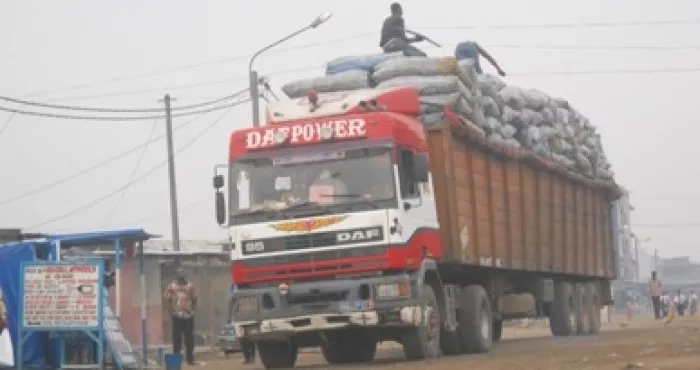 abidjan-des-fils-electriques-de-haute-tension-tuent-un-cinquantenaire-du-haut-d-un-camion