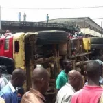 grave-accident-de-la-circulation-a-bouake-un-camion-fou-fonce-dans-un-magasin-un-mort-et-une-quinzaine-de-blesses