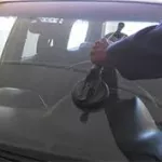 astuce-pour-nettoyer-son-pare-brise-de-maniere-efficace