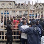 depot-du-dossier-de-candidature-le-vehicule-de-drogba-happe-par-une-foule-en-liesse-qui-tente-de-forcer-le-portail-de-la-fif-les-forces-de-l-ordre-debordees