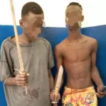 abobo-belle-ville-deux-individus-arrachent-le-telephone-portable-d-une-dame-et-la-violent-dans-un-garage-auto