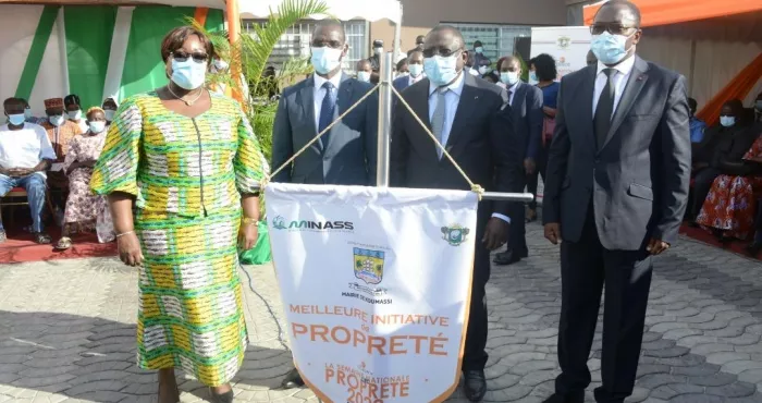 distingtion-bacongo-fait-ambassadeur-de-la-proprete-par-la-ministre-anne-ouloto