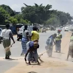 port-bouet-des-balayeuses-manifestent-devant-la-mairie-pour-reclamer-03-mois-de-salaire
