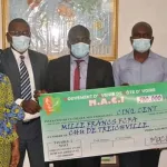 lutte-contre-la-covid-19-une-organisation-remet-un-cheque-de-500-000-francs-au-chu-de-treichville