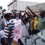 presidentielle-2020-affrontements-entre-la-jeunesse-du-fpi-et-la-police-nationale-devant-la-cei