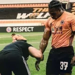 adama-traore-il-se-fait-enduire-les-bras-d-une-huile-pour-bebe-pour-eviter-d-etre-accroche-par-ses-adversaires