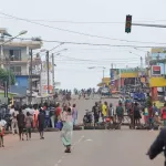 cote-d-ivoire-daoukro-en-ebullition-la-ville-coupee-du-reste-du-pays-magasins-et-gares-routieres-fermes