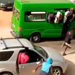 chasse-a-l-homme-a-yopougon-pmi-des-individus-a-bords-de-minicars-et-de-vehicules-de-types-particuliers-munis-d-armes-blanches-pourchassent-les-manifestants