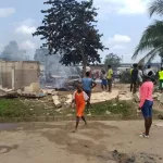 bonoua-le-commissariat-de-police-incendie-les-populations-assiegent-la-cour-royale-pour-reclamer-la-tete-du-commissaire-de-police