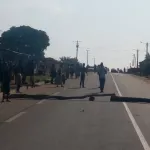 marches-contre-le-3eme-mandat-de-ouattara-a-tiebissou-des-manifestants-paralysent-la-route-de-didievi