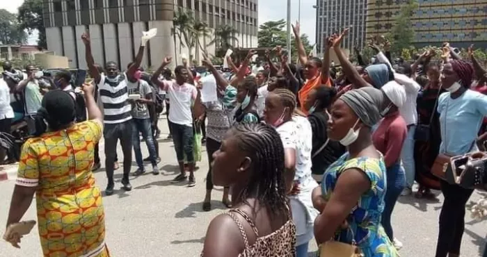bac-2020-des-candidats-dits-fraudeurs-manifestent-devant-les-bureaux-de-kandia-camara