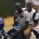 cocody-sans-savoir-a-qui-il-a-affaire-un-motocycliste-embarque-copa-barry-sur-sa-moto-et-se-retrouve-a-sa-grande-surprise-face-a-didier-drogba