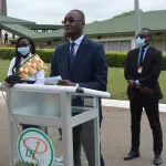 yamoussoukro-moussa-sanogo-offre-un-laboratoire-de-langues-des-ouvrages-scientifiques-et-des-logiciels-de-formation-aux-etudiants-de-l-inphb