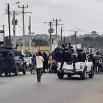 bonoua-marche-de-protestation-les-populations-encadrees-par-la-police