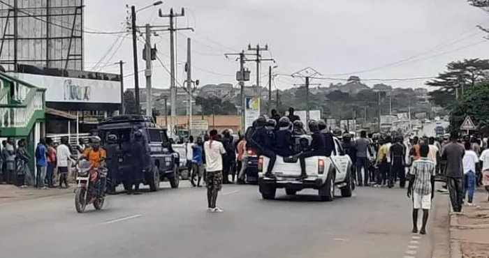 bonoua-marche-de-protestation-les-populations-encadrees-par-la-police
