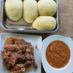 cuisine-attie-le-secret-de-preparation-d-un-bon-plat-de-biokosseu-au-poulet-accompagne-de-foutou-banane
