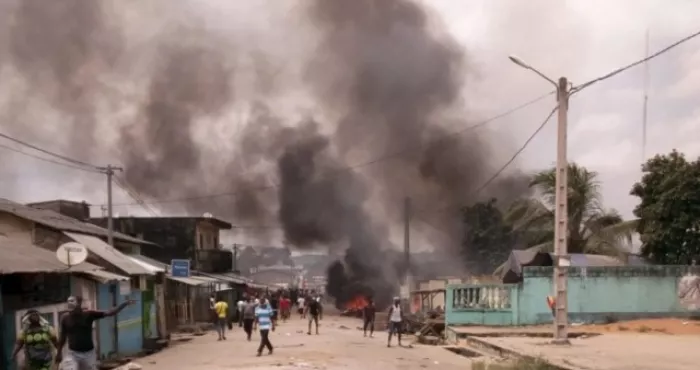 marche-contre-le-3eme-mandat-de-ouattara-scenes-de-guerre-a-bonoua-et-a-divo-comment-la-ville-resiste-encore-des-blesses-graves
