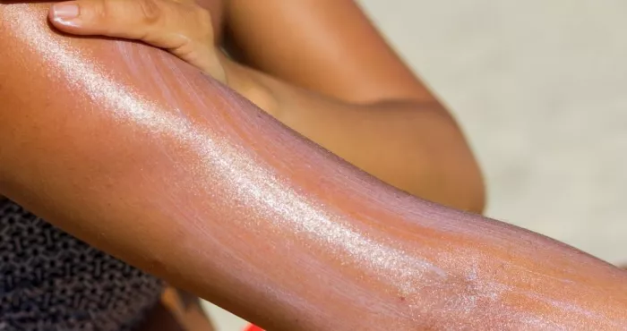 une-application-quotidienne-de-son-urine-permet-d-eliminer-les-boutons-de-la-peau-et-d-avoir-des-dents-blanches