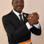 recompense-traore-adam-kolia-president-de-la-region-de-l-iffou-recoit-la-distinction-du-meilleur-promoteur-des-oeuvres-de-developpement