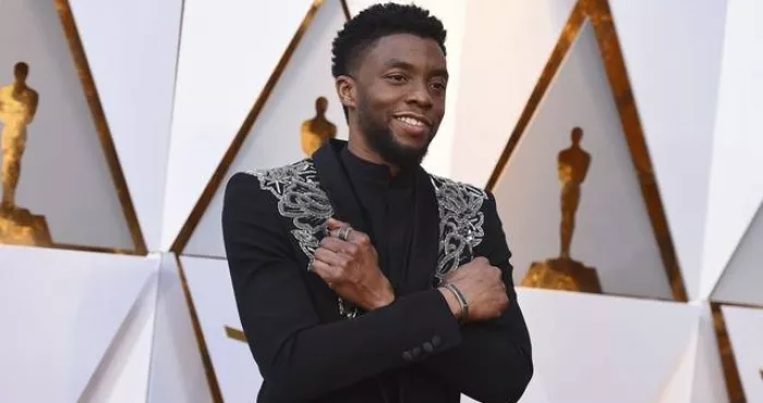 le-tweet-annoncant-la-mort-de-l-acteur-chadwick-boseman-devient-le-plus-like-sur-twitter