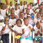 actions-sociales-le-ministre-mamadou-toure-donne-le-sourire-aux-enfants-du-village-sos-de-yamoussoukro