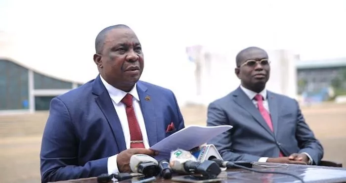 candidature-contestee-de-ouattara-adjoumani-et-anoble-defoncent-le-portail-de-la-cathedrale-macron-tourne-le-dos-a-l-opposition-ce-que-gbagbo-et-soro-preparent