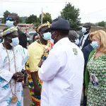 visite-d-etat-le-president-ouattara-offre-une-voiture-a-nanan-ehora-tehoua-roi-du-moronou