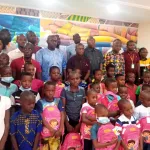 rentree-des-classes-le-conseil-national-des-jeunes-offre-50-kitsscoalires-aux-enfants-d-adjame