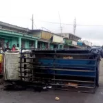 manifestation-contre-le-3eme-mandat-des-individus-encagoules-mettent-le-feu-a-un-vehicule-de-gendarmerie