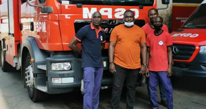 vehicule-du-gspm-caillasse-a-koumassi-remblais-un-particulier-a-remplace-gratuitement-les-vitres-du-fourgon-21-vandalise