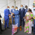port-bouet-la-fondation-magic-systeme-et-l-union-europeenne-debarquent-a-l-hopital-general-et-sensibilisent-les-populations-au-don-de-sang-des-vivres-et-non-vivres-offerts