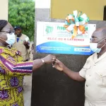 region-de-la-marahoue-sinfra-des-latrines-installees-dans-une-ecole-primaire-par-la-ministre-anne-desire-ouloto