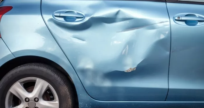astuces-auto-decouvrez-ce-que-l-eau-bouillante-fait-de-bien-a-votre-voiture-apres-un-accident