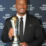 prix-du-president-de-l-uefa-didier-drogba-se-dit-fier-de-recevoir-le-trophee