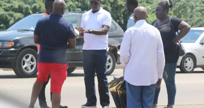 koumassi-ange-kessi-surprend-un-policier-en-train-d-arracher-le-permis-de-conduire-a-un-chauffeur-de-taxi-ce-qu-ils-se-sont-dit