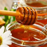 le-miel-un-puissant-remede-contre-les-tiraillements-cernes-boutons