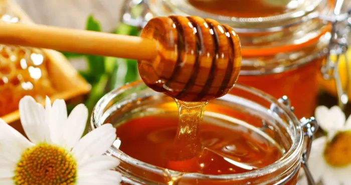 le-miel-un-puissant-remede-contre-les-tiraillements-cernes-boutons