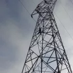 ecole-d-electricite-de-bingerville-un-individu-menace-de-se-suicider-sur-un-pylone-de-ligne-haute-tension-pour-eviter-de-se-faire-devorer-par-des-chiens-de-garde