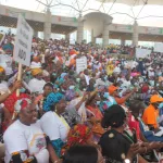 a-48-heures-du-meeting-de-l-opposition-des-milliers-de-commercants-rendent-hommage-a-ouattara