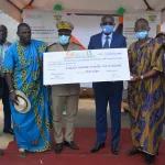 logements-sociaux-a-songon-kassemble-lataille-n-guessan-koffi-secretaire-d-etat-remet-un-cheque-de-plus-d-un-milliard-a-la-communaute-villageoise