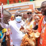 ouverture-officielle-du-marche-dje-konan-des-femmes-offrent-des-strings-des-slips-et-des-soutiens-gorges-au-maire-cisse-bacongo-voici-sa-reaction
