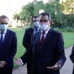 le-president-de-la-polynesie-teste-positif-au-covid-19-deux-jours-apres-avoir-vu-macron