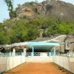 des-objets-sacres-emportes-d-une-grotte-mariale