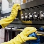 astuces-simples-pour-nettoyer-son-four-sale-et-encrasse