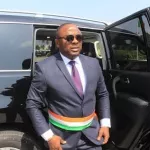 port-bouet-accusant-le-maire-emmou-sylvestre-de-mettre-en-oeuvre-la-desobeissance-civile-des-individus-encagoules-attaquent-les-agents-de-la-mairie-un-vehicule-incendie