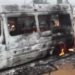 manifestations-de-l-opposition-a-yopougon-des-gbaka-incendies-ce-matin-a-la-gare-lievre-rouge-de-la-cite-verte
