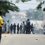 yopougon-situation-toujours-tendue-a-la-cite-verte-et-lievre-rouge-la-population-terree-gbakas-et-mini-cars-garent
