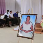 showbiz-philip-kla-president-des-journalistes-culturels-accompagne-sa-mere-a-sa-derniere-demeure