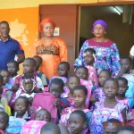 appui-a-la-scolarisation-la-presidente-de-la-fondation-awi-offre-pres-de-200-kits-a-des-ecoliers-de-touba